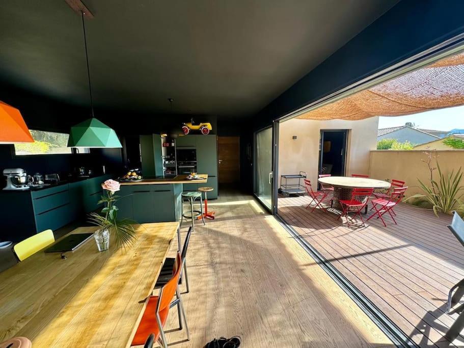 Maison D'Architecte Avec Piscine-Spa Chauffe En Centre Ville De Везон ла Ромен Екстериор снимка